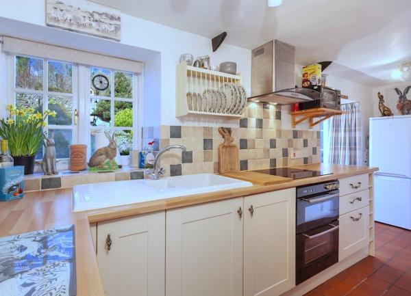 A fitted kitchen with a sink and cooker.