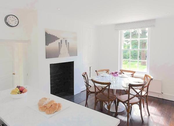 A circular dining table with a round wooden table and 6 chairs.