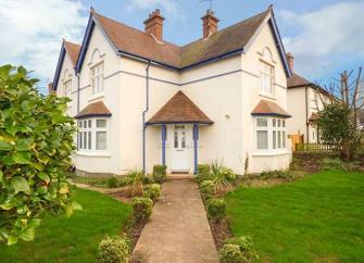 L-shaped, 2-storey large holiday home in Minehead with a spacious garden.