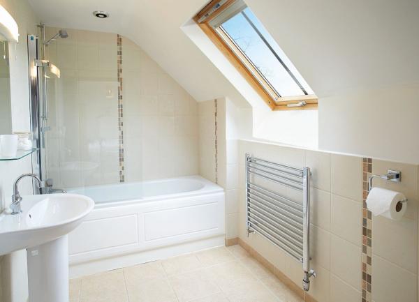 Bathroom with shower/bath, heated towel rail, washbasin and we.