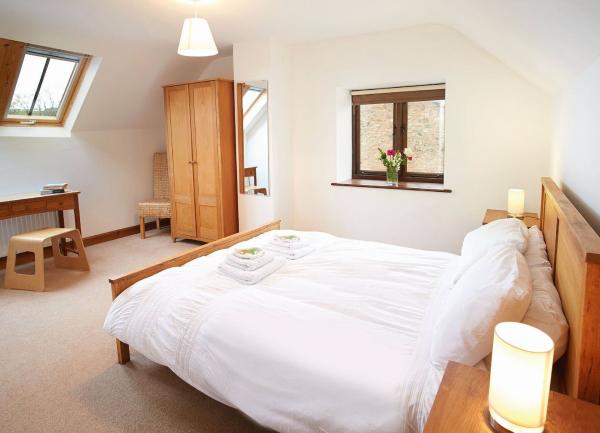 Double bedroom with bed, wardrobe, and dressing table.
