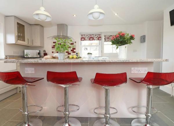 A kitchen breakfast bar with 4 swivel stools.