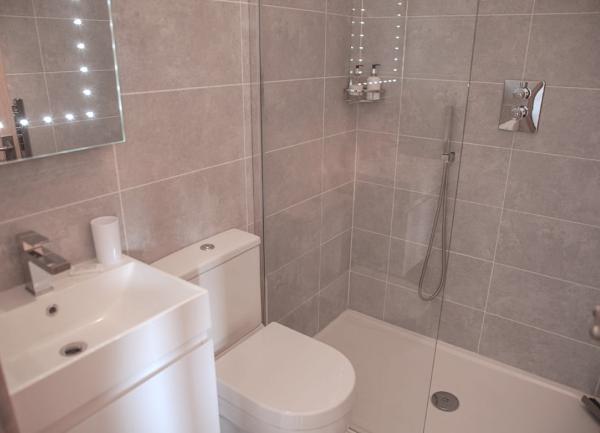 Ensiute shower room.