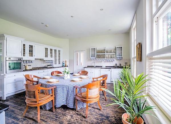 A luxurious kitchen-breakfast room with a modern, well-equipped fitted kitchen.
