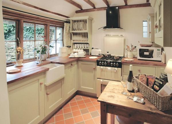 Cotswold cottage kitchen with gas oven, butler sink and microwave