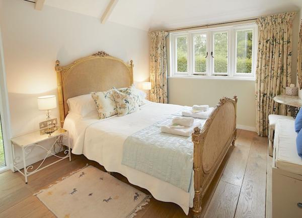 A double bedroom with a 4-poster bed