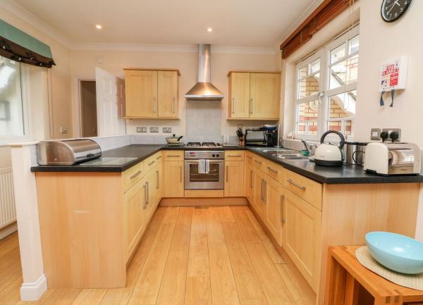 U-shaped, fitted kitchen of floor and wall-mounted cupboards.