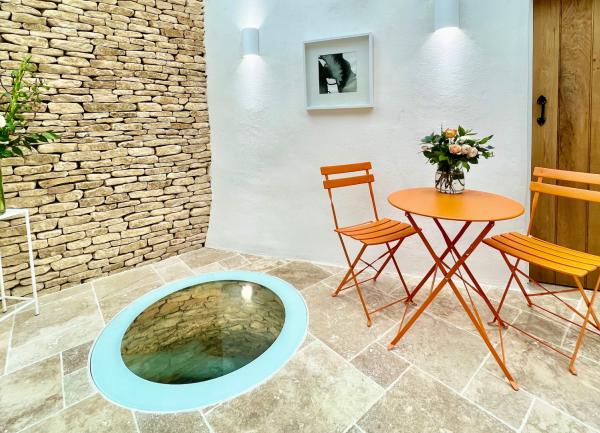 Dining and breakfast area with a well.
