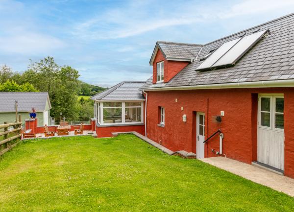 Secure back garden, patio & conservatory