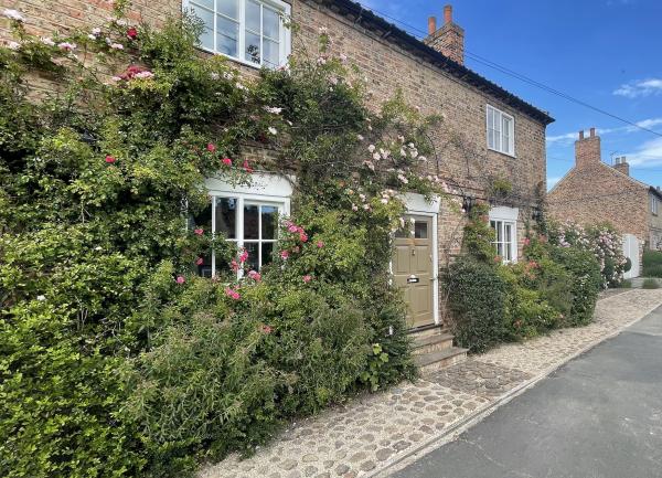 Pear Tree House from the footpath on Main Street