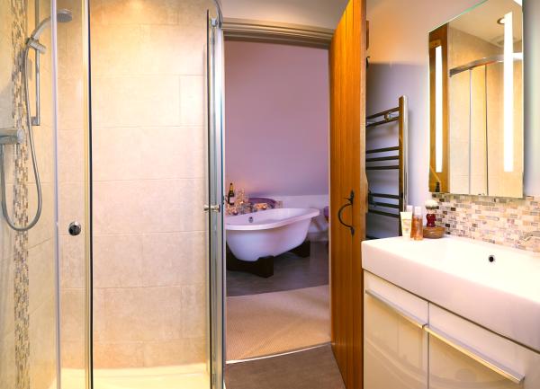 En-suite bathroom with walk in shower to main bedroom