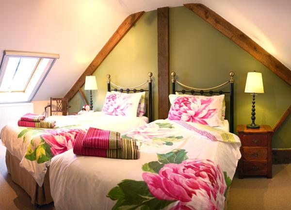 2nd bedroom made up as single beds