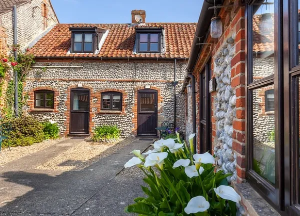 Peewit holiday cottage in Weybourne, Norfolk exterior