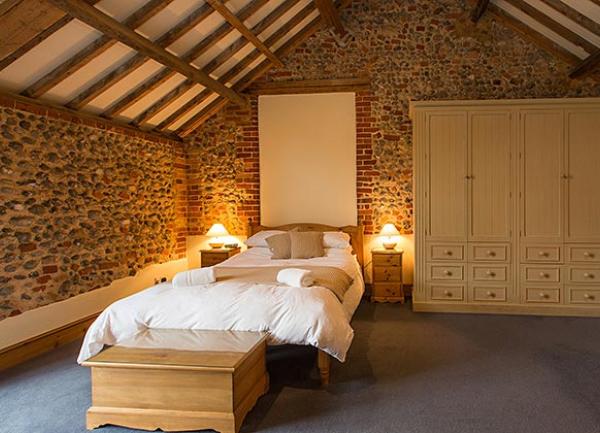 The Clock House holiday let large bedroom