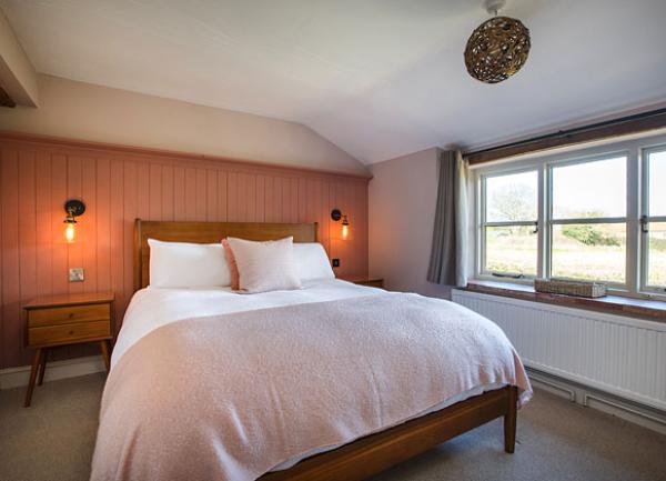 Flintstone Barn Cottage holiday let in Weybourne, Norfolk master bedroom
