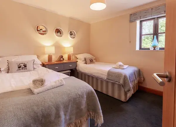 Lapwing holiday cottage in Norfolk twin room 