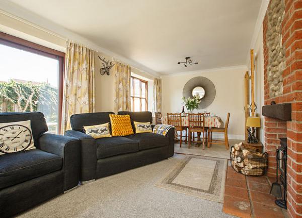 Narroogal holiday cottage, Home Farm, Weybourne in Norfolk lounge and diner
