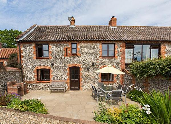 Old Flint Barn Cottage holiday in Weybourne, Norfolk exterior