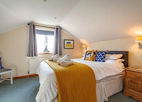 The Driftway Cottage, holiday home in Weybourne, Norfolk master bedroom