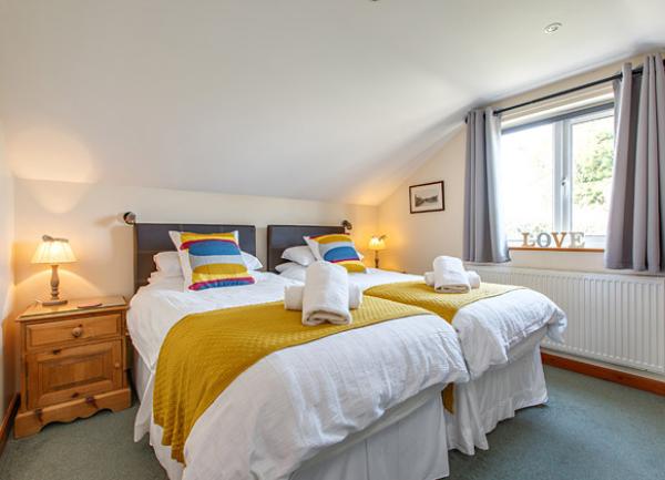 The Driftway holiday cottage in Norfolk twin bedroom.