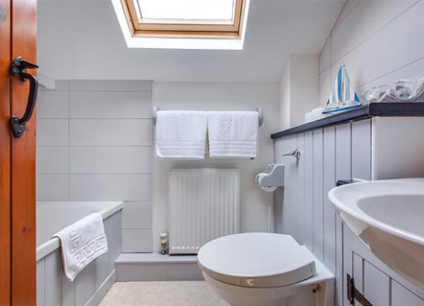 Holiday in Norfolk, The Driftway Cottage en-suite bathroom