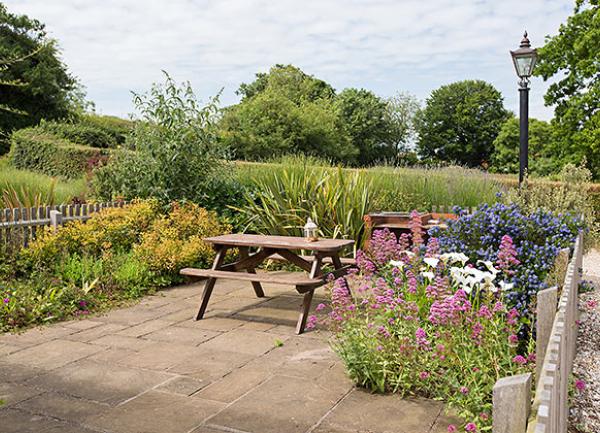 Holiday cottage in Weybourne, Home Farm End Cottage garden