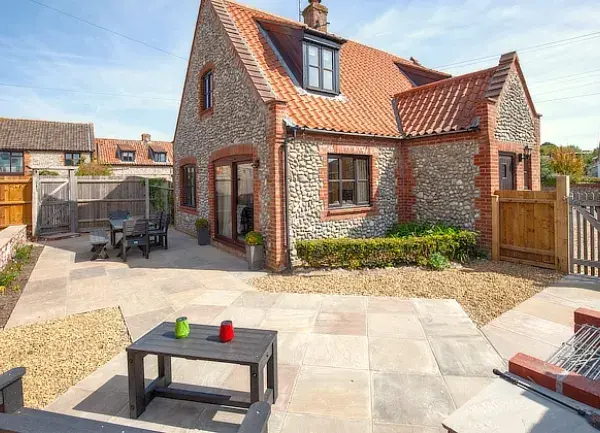 Narroogal holiday cottage in Norfolk kitchen exterior and garden 