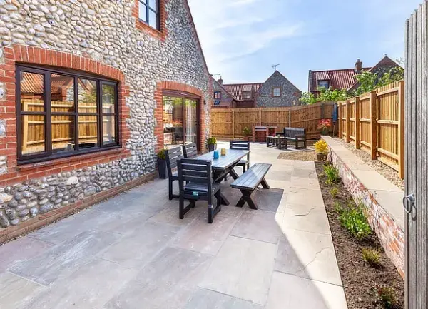 Holiday Cottage Narroogal in Weybourne, Norfolk patio and garden