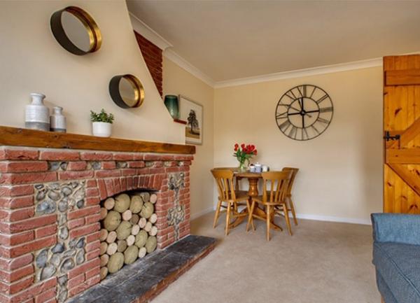 No. 21 holiday cottage lounge and dining area