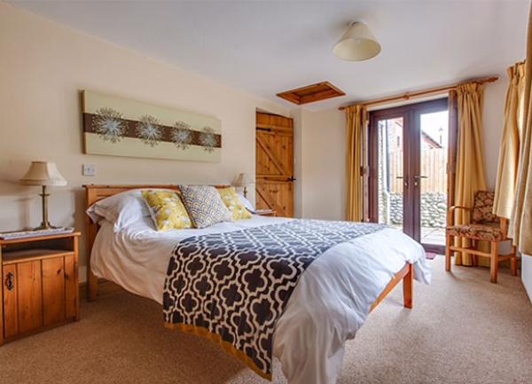 Holiday cottage - Old Flint barn Cottage in Weybourne, Norfolk master bedroom