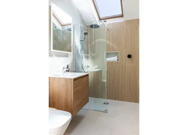 Plover holiday cottage modern bathroom