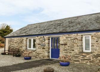 A ground-floor rural barn conversion in Cornwall overlooks a shingle-covered courtyard.