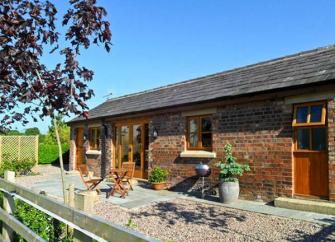 A single storey Ormskirk holiday cottage with dining facilities on the patio