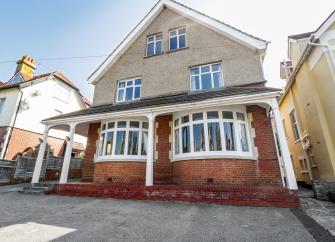 A 3-storey holiday cottage in Swannage with twin bay windows