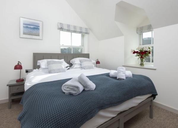 Double bedroom with king-size bed and bedside tables.
