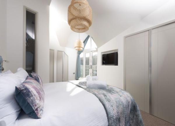 Double bedroom with wall-mounted TV