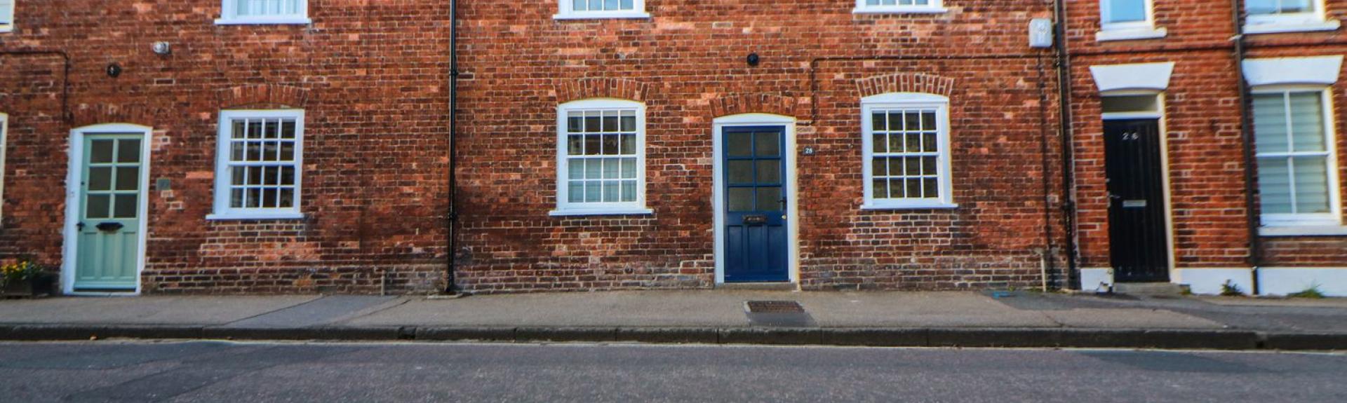 Q double-fronted, redbrick terraced holiday cottage in Wareham.