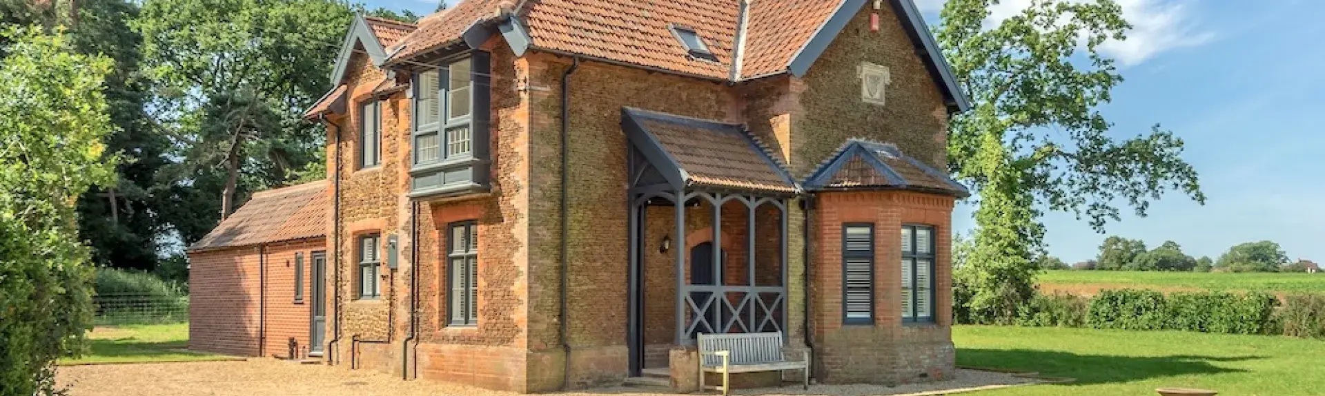 A spacious,brick-built 3-storey holiday cottage in the Lincolnshire countryside near Kings Lynn. A large drive and lawned gardens surround the house.