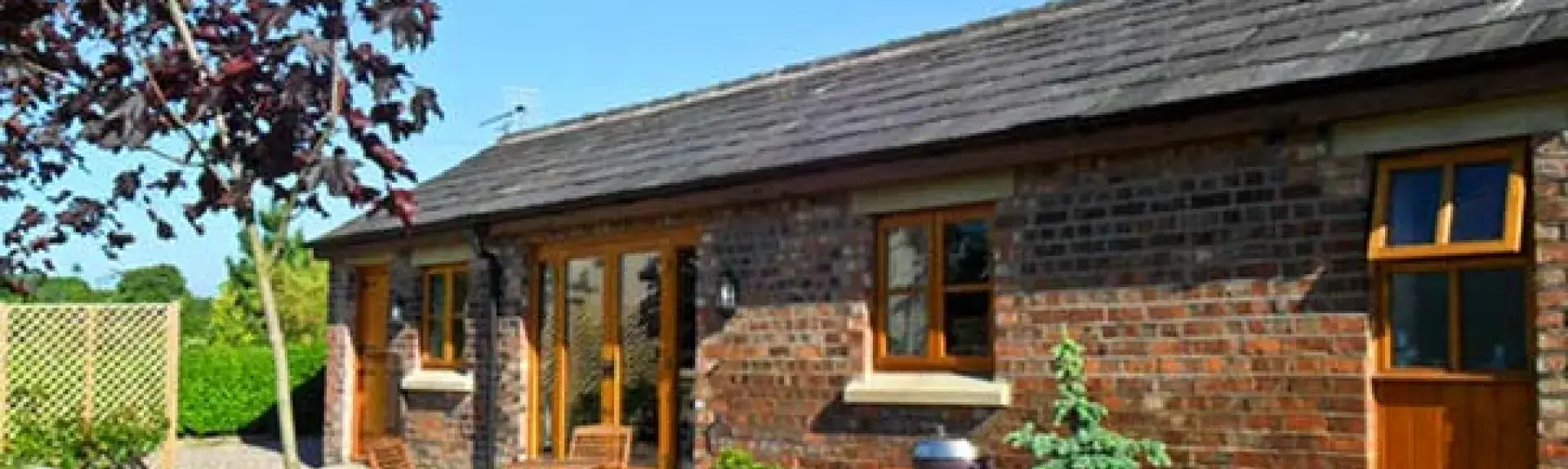 A single storey Ormskirk holiday cottage with dining facilities on the patio