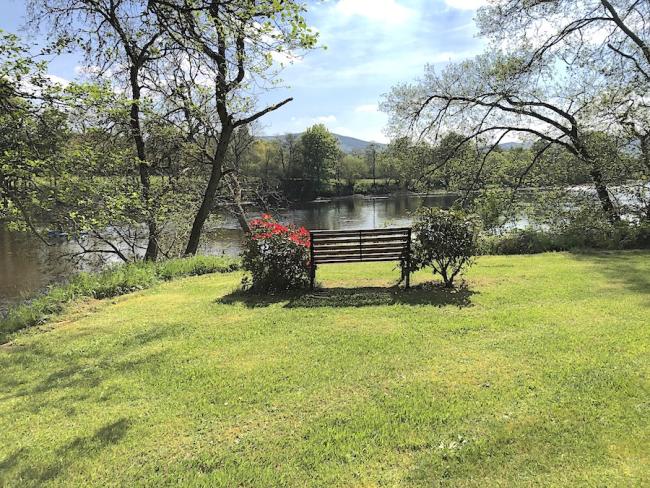 Don't just imagine yourself here on the banks of the River Tay. Book a riverside cottage in Aberfeldy! A wide River Tay flows between banks of trees and lawns of riverside houses