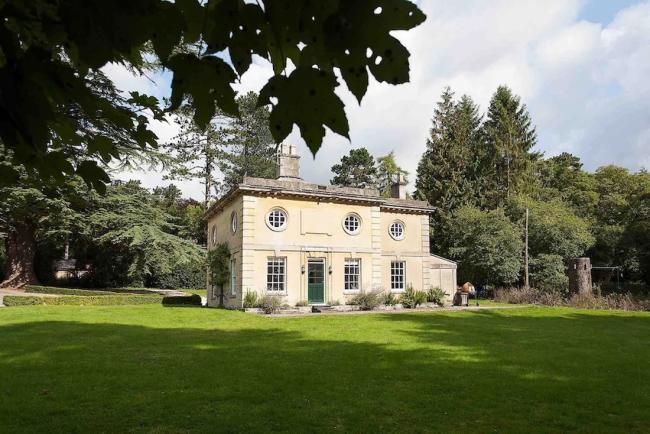 Find Holiday Cottages in Woodstock A stone-built Georgian country house overlooking well-kept parkland