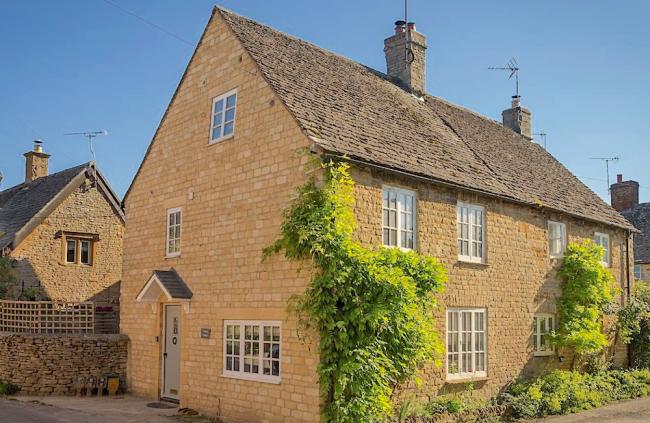 Book Cotswold Cottage Holidays in Lower Oddington. Photo credit: Corner Cottage A wisteria-clad, stone-built, Cotswold 'Honeystone' Cottage