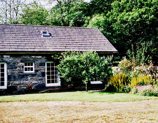 A single storey county-conwy holiday-cottage with floor-to-ceiling windows.