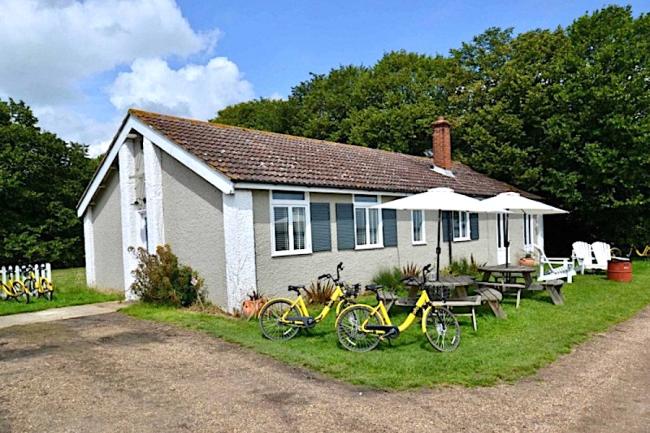 Large holiday bungalow on Ocea Island with picnic tables. Sleeps 8. Pets welcome.