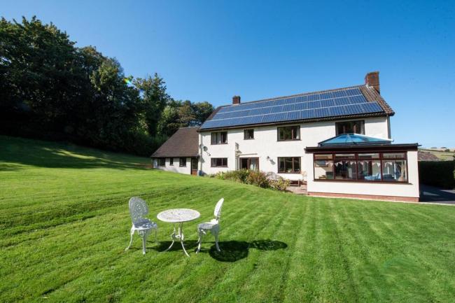 2-storey country cottage with large conservatory overlooking a large lawn.