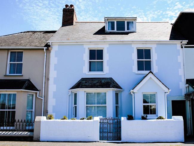 A double fronted 3-storey coastal cottage in Inistow.