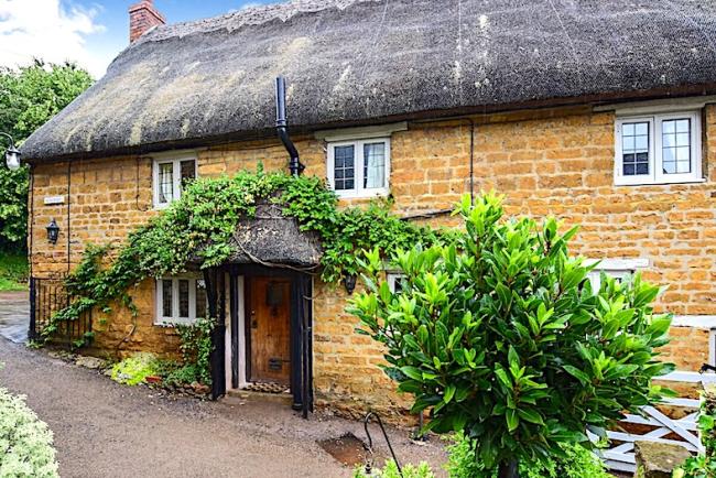 A 'honey-stone' thatched Cotswold holiday cottage in Oxfordshire.