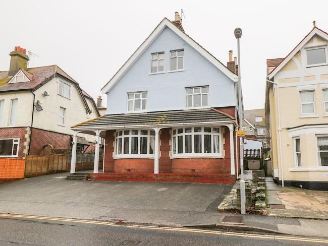 A 3-storey holiday cottage in Swanage with twin bay windows.