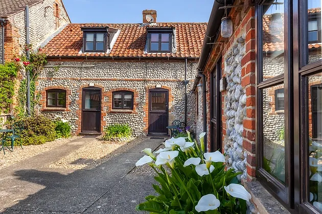 Peewit holiday cottage in Weybourne, Norfolk exterior