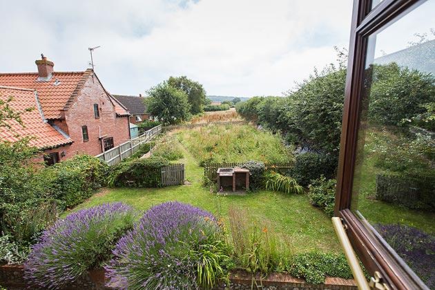 Barnett's Cottage, Home Farm holiday in Weybourne, Norfolk garden
